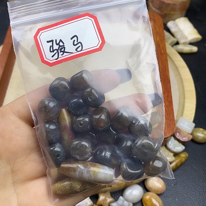 骏***马硅化玉未镶嵌颈饰