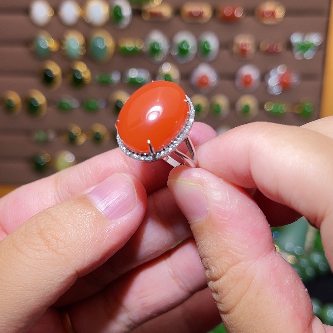 南红玛瑙戒指18K金镶嵌影**亮