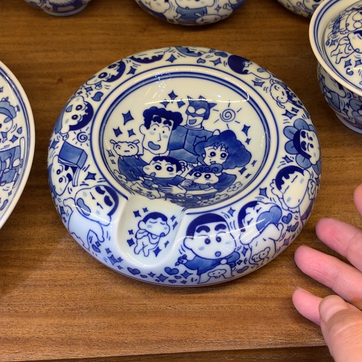 爱***睛青花手绘蜡笔小新烟灰缸