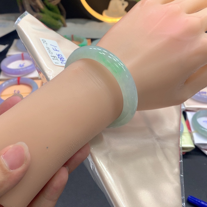 翡翠手镯未镶嵌翡翠