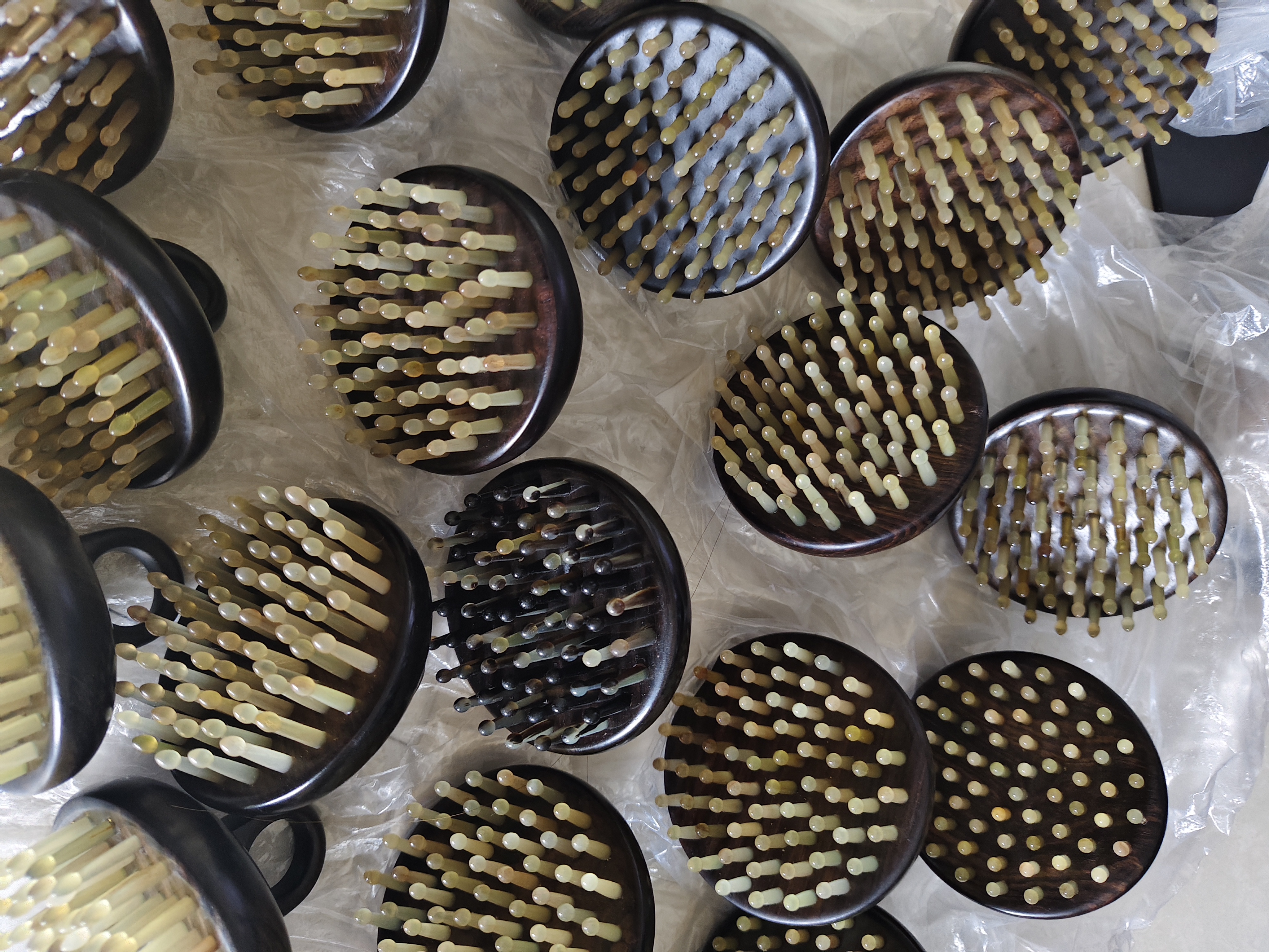 64齿微瑕疵羊角按摩梳，瑕疵款，不退不换，介意慎拍