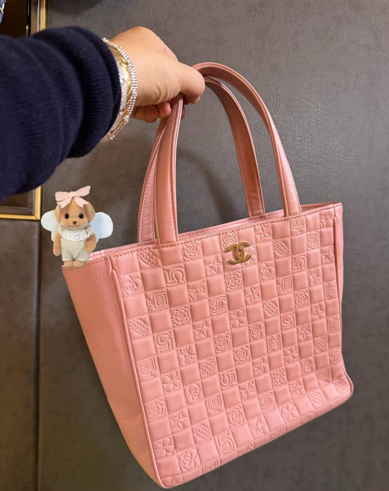 99新 Chanel/香奈儿 展会外场！粉色山茶花冰格托特包 8开