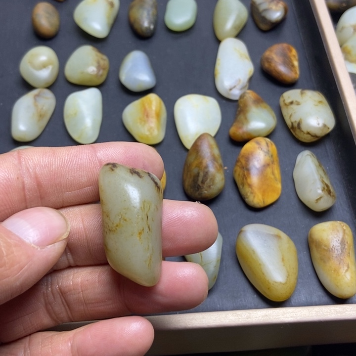 青***松和田玉（糖玉）未镶嵌珠宝奇石
