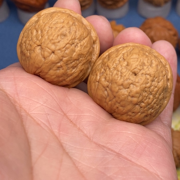 文玩核桃把件鱼籽纹