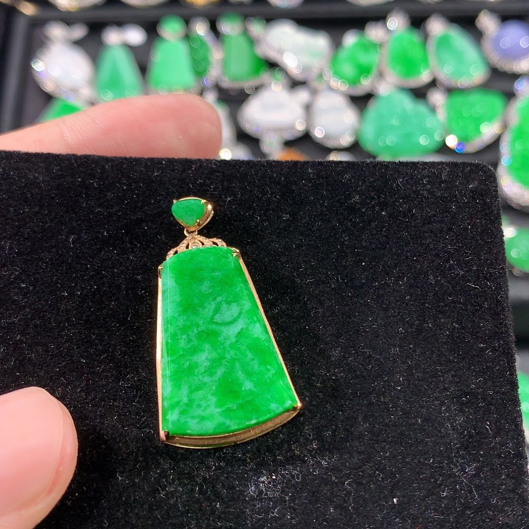 翡翠18K金镶嵌颈饰