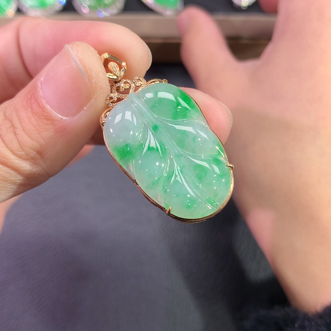 翡翠吊坠(赠链)18K金镶嵌