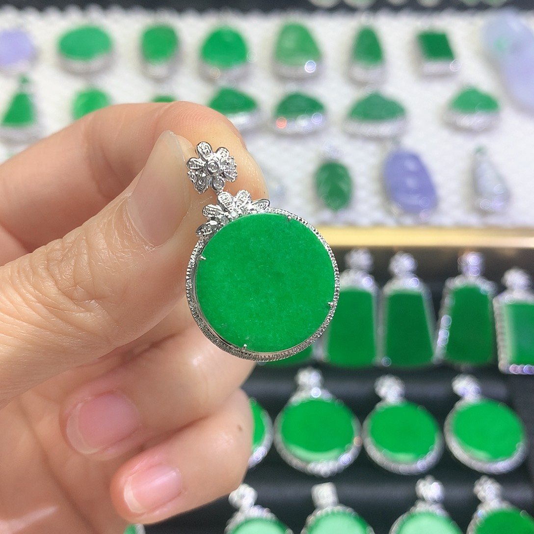 颈饰18K金镶嵌翡翠吊坠