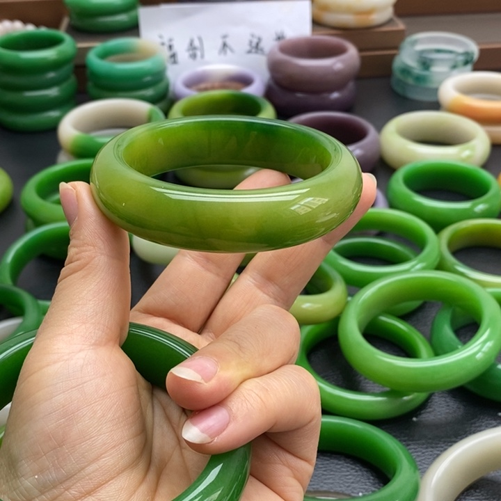 石英质玉手镯未镶嵌燕**?