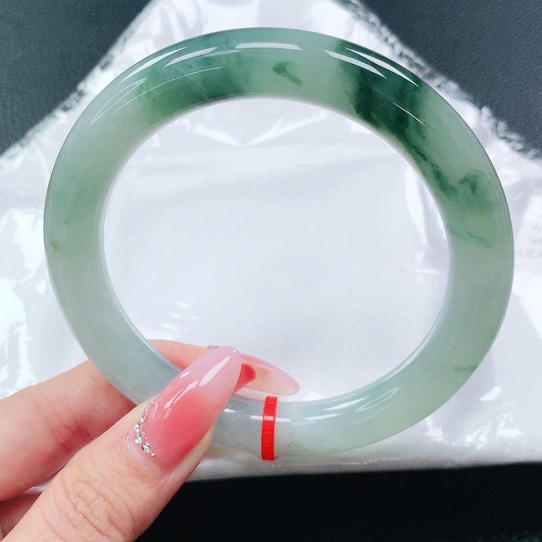 翡翠手镯未镶嵌61圈