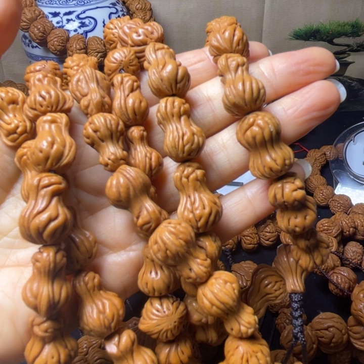 桃核吊坠秦岭桃核手持，脖挂