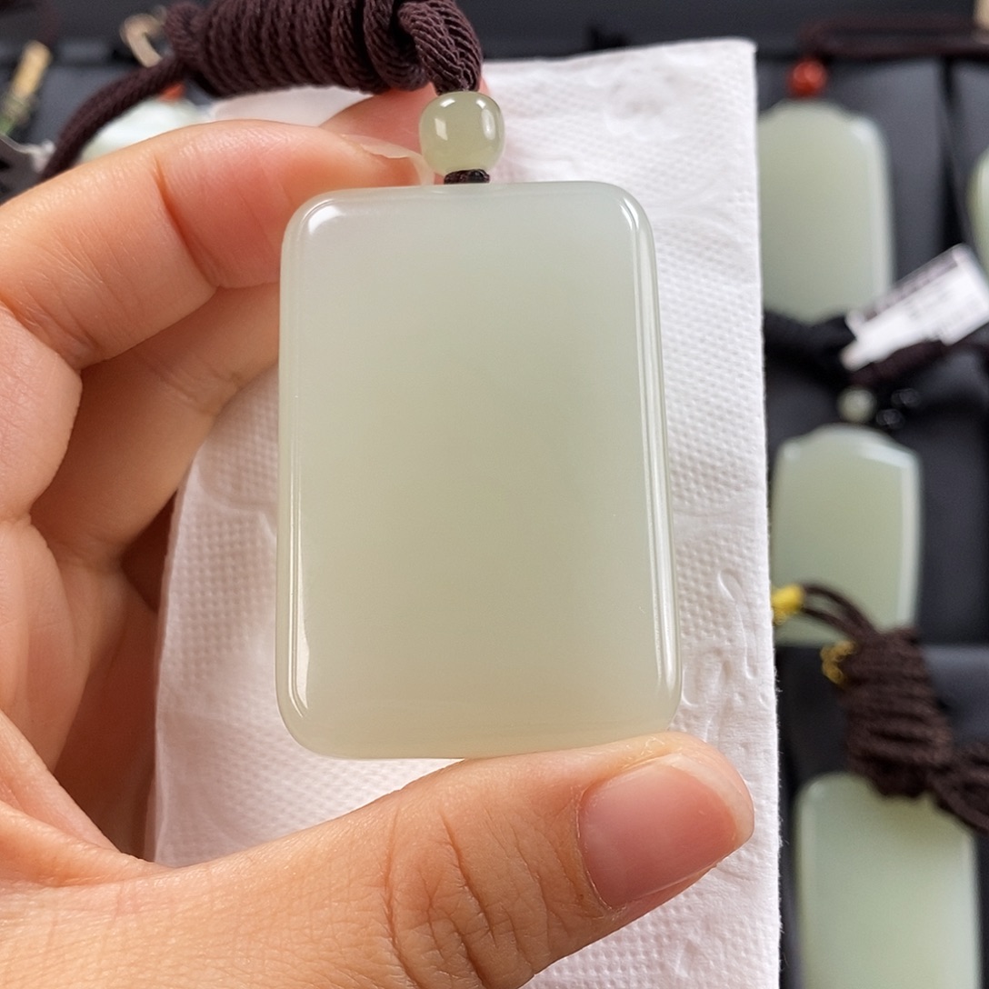 ****王和田玉未镶嵌颈饰