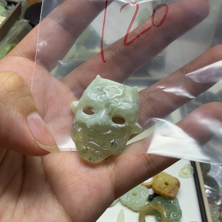 透闪石-蛇纹石玉吊坠未镶嵌