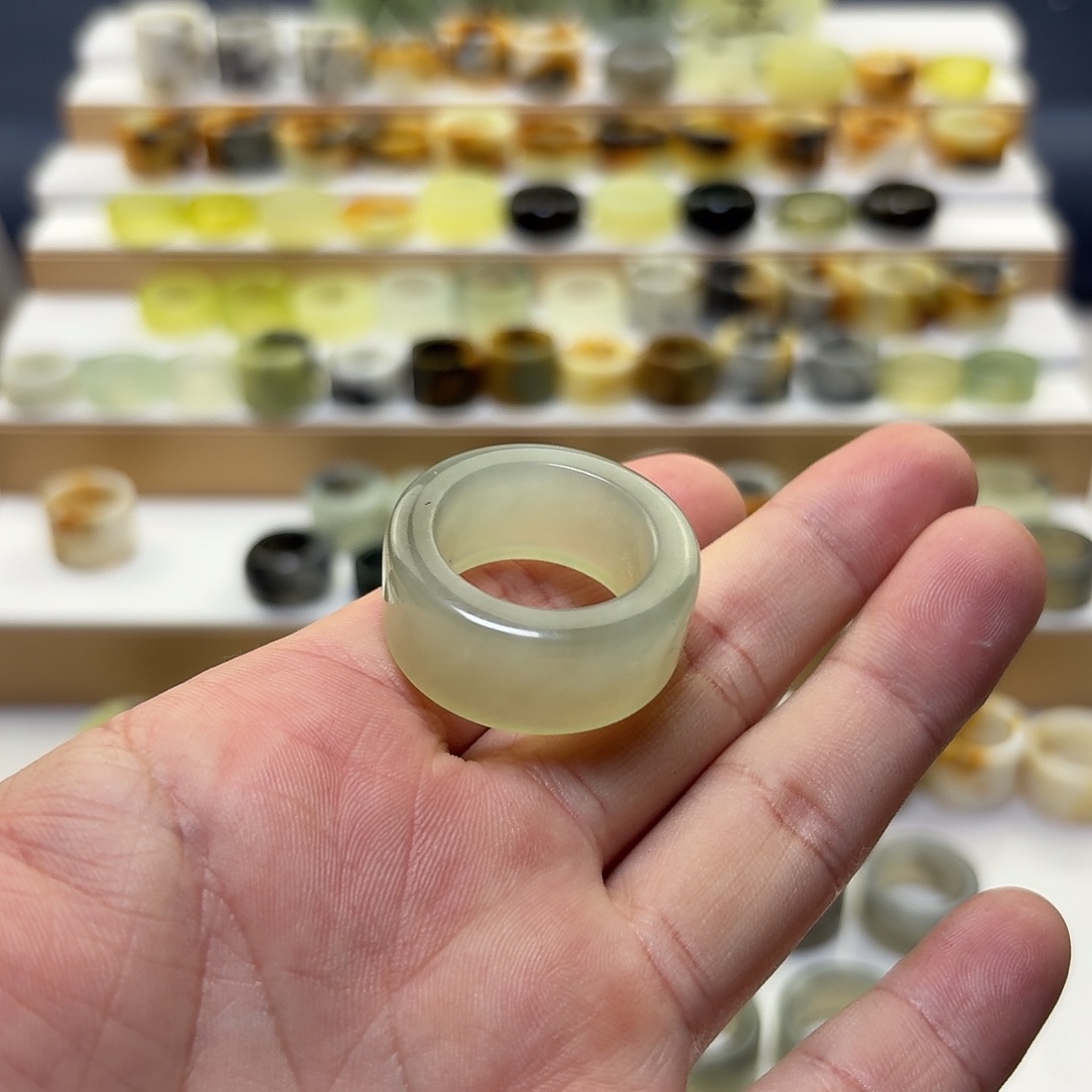 果***果未镶嵌蛇纹石玉戒指