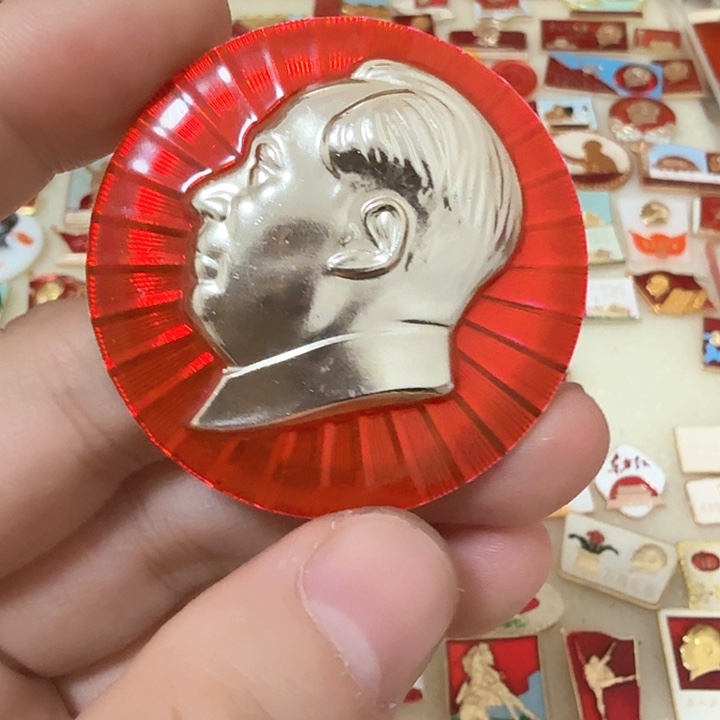 铝岁**歌毛爷爷像章，万岁