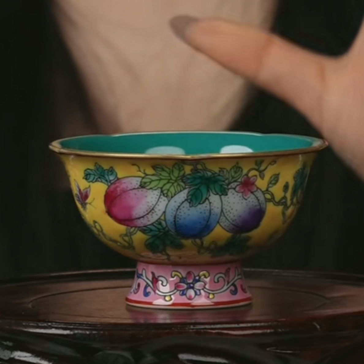 Y内松石绿釉外黄地粉彩瓜瓞绵绵纹高足杯