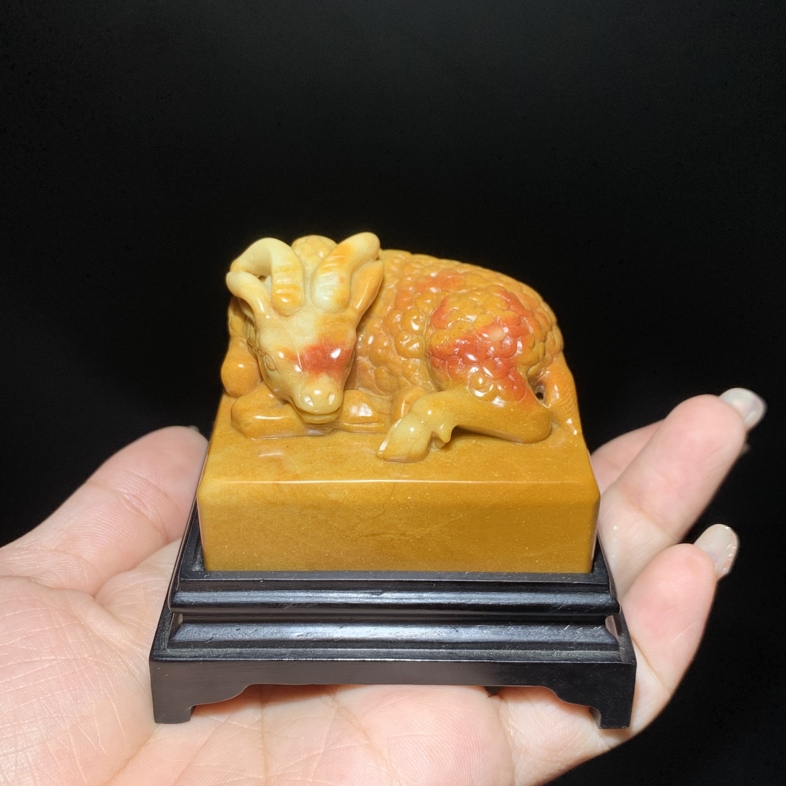 油性寿山三彩牛蛋石·吉祥如意（黄建乐作）