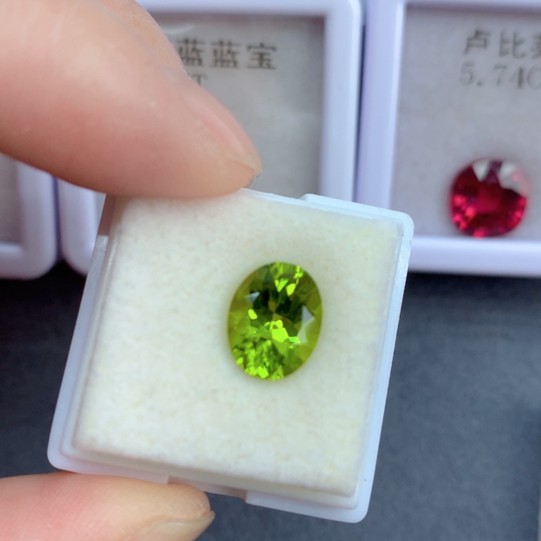 橄榄石2.78克拉裸石未镶嵌