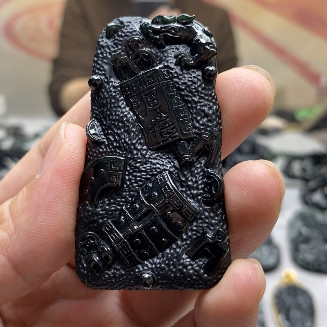 翡翠未镶嵌颈饰八破图