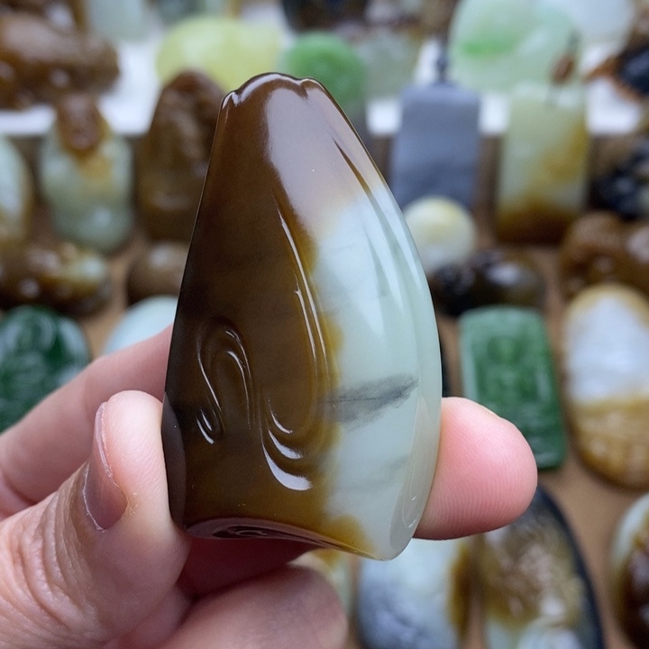 飞***a和田玉未镶嵌颈饰