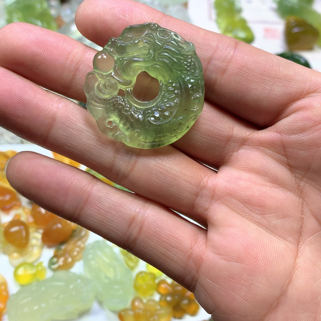 岫玉颈饰未镶嵌龙扣