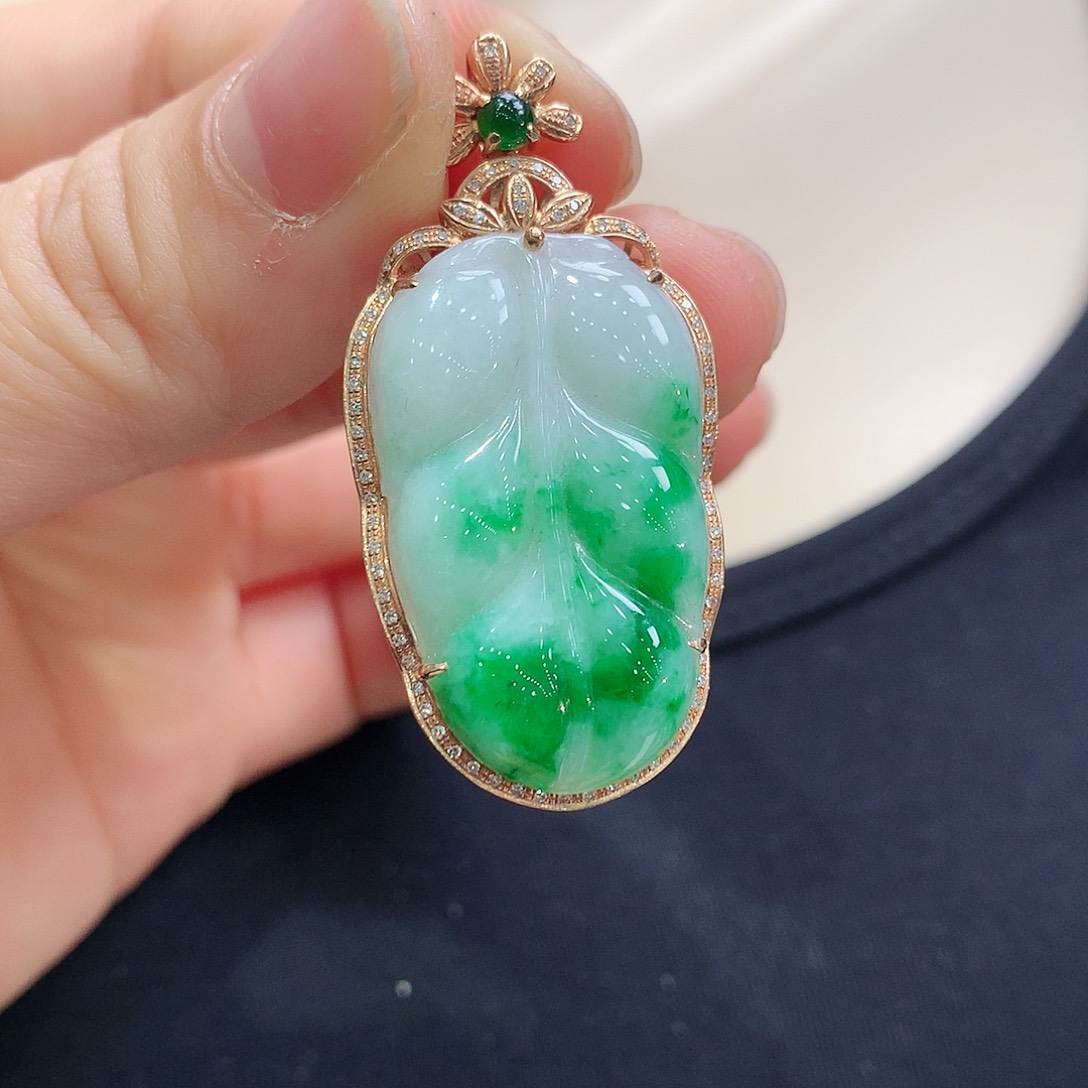 翡翠颈饰18K金镶嵌叶子