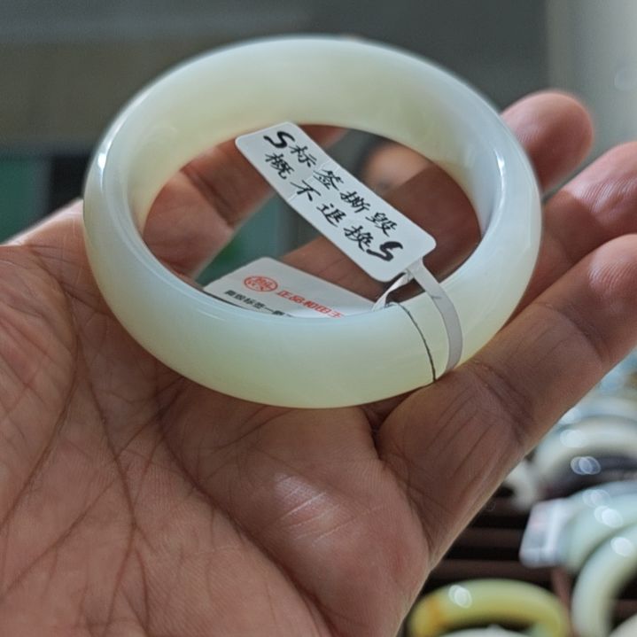 宋***鸿和田玉未镶嵌手镯