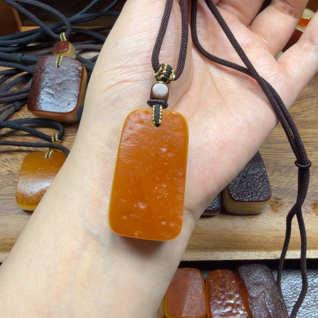琥珀未镶嵌吊坠(赠链)