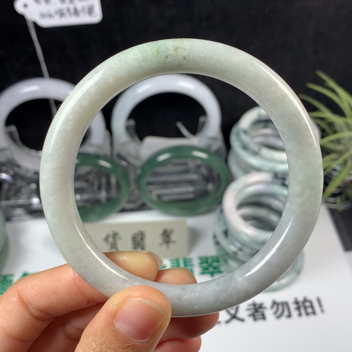 翡翠未镶嵌手镯20号。 59.4圈