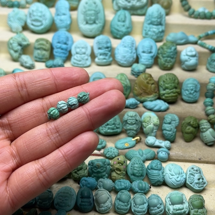 绿松石未镶嵌颈饰