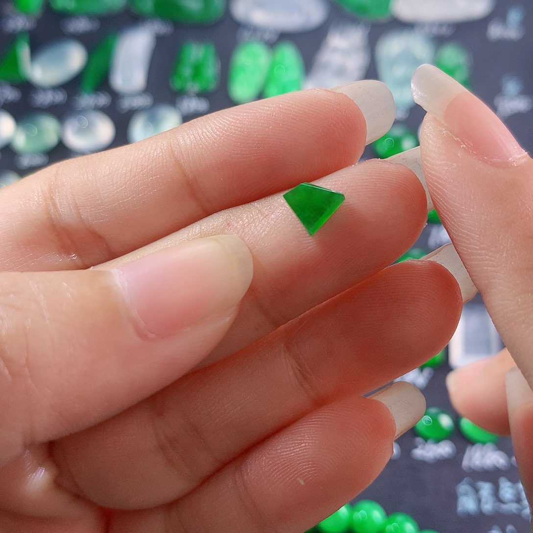 【闪购商品】翡翠颈饰未镶嵌切割