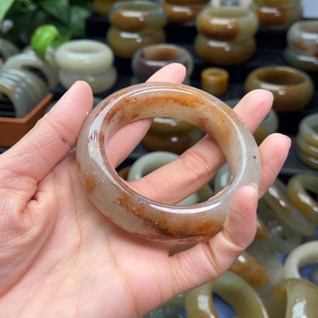 娜****石英质玉未镶嵌手镯