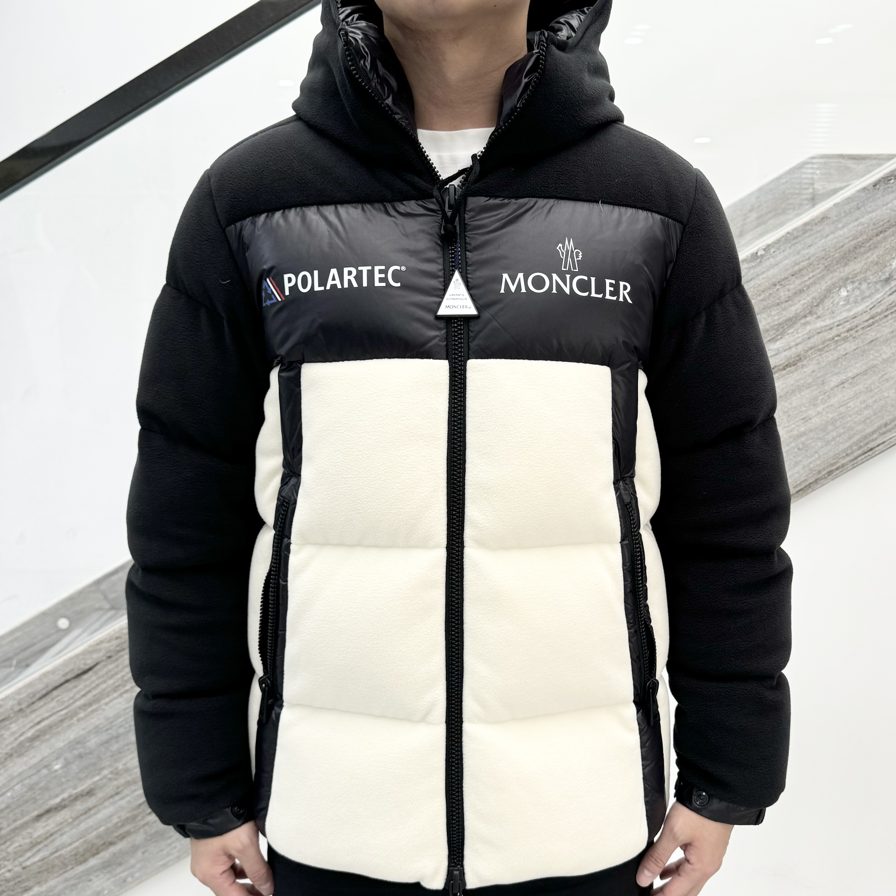 未使用 MONCLER 未使用MONCLER蒙口MALAVOY连帽黑白拼色厚款羽绒