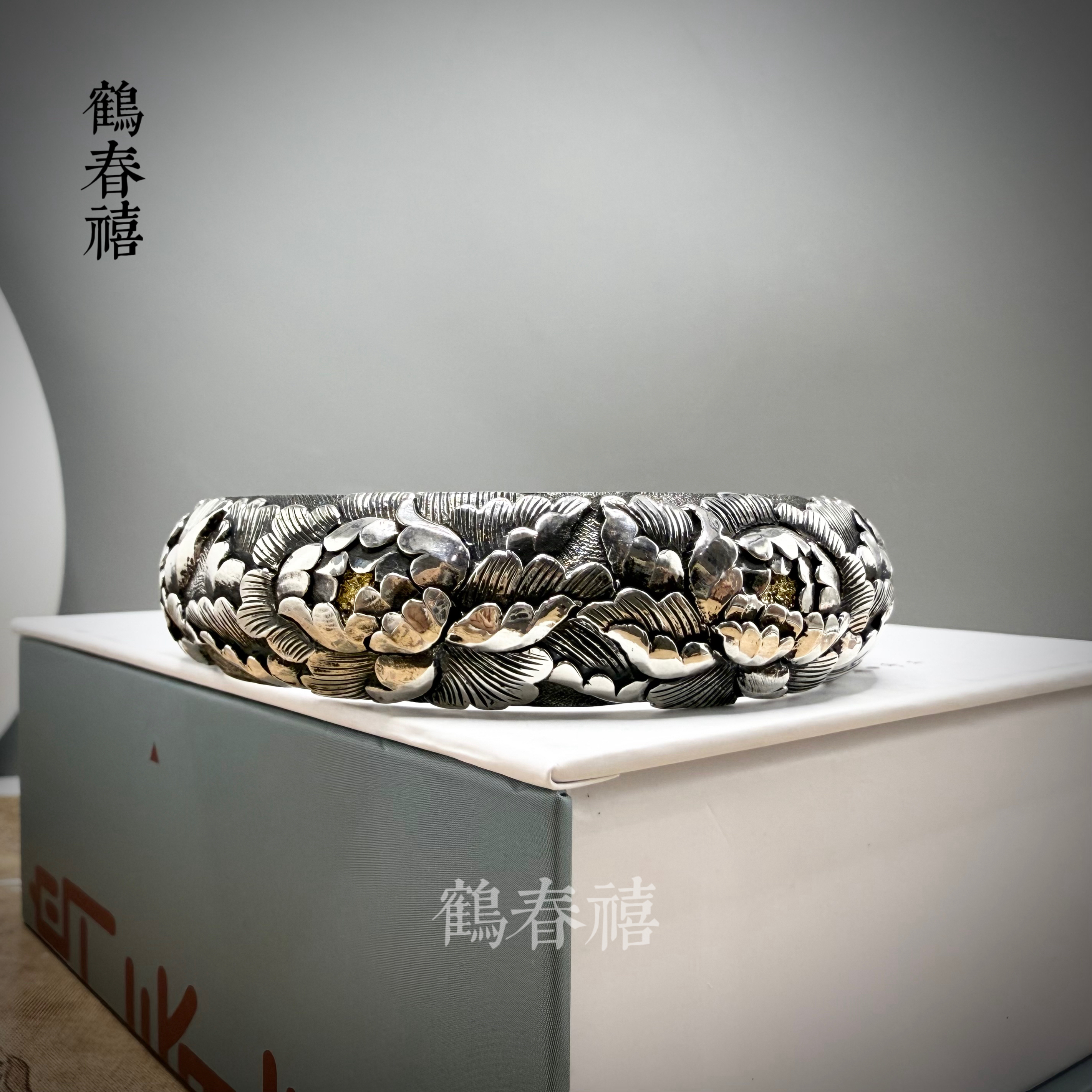 足银手镯 施菊平制半圆牡丹国色天香 足银999精工浮雕嵌金手镯