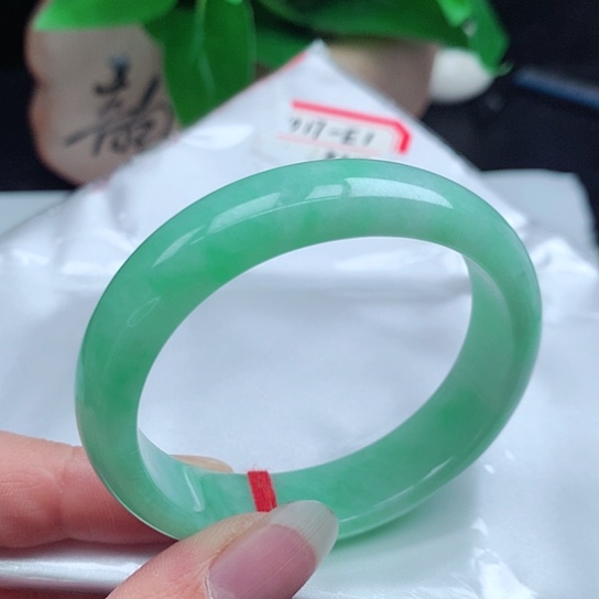 翡翠手镯未镶嵌       贵妃52/47 绿底飘阳绿