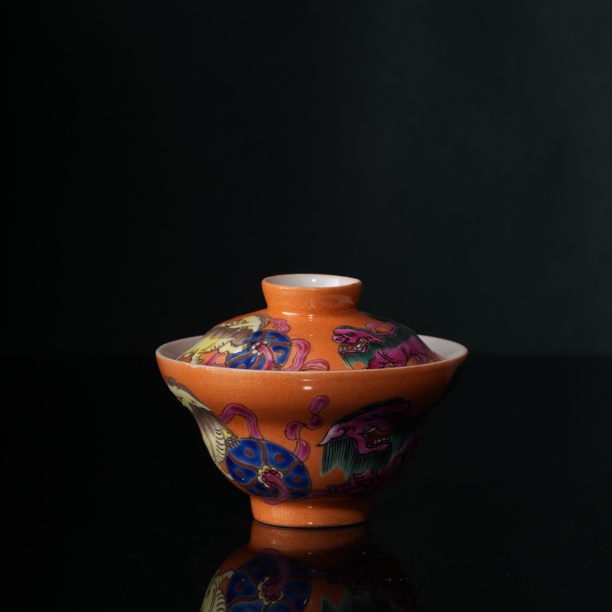 220粉彩米黄釉狮子滚绣球盒碗摆件