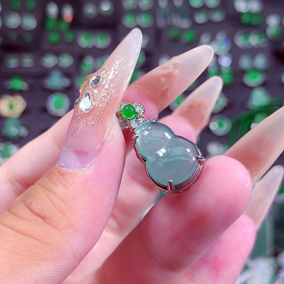 翡翠未镶嵌颈饰挂件