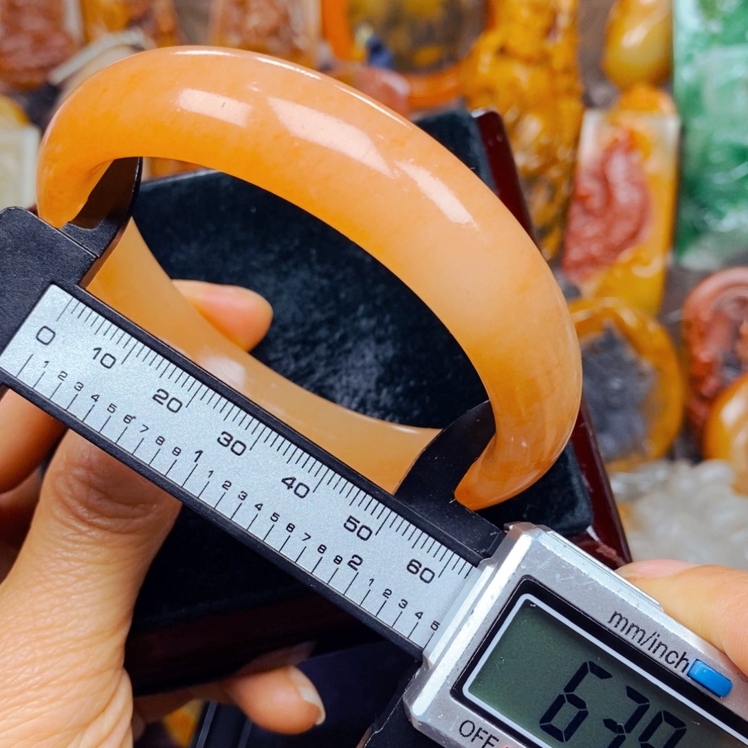 石英质玉（黄龙玉）未镶嵌颈饰