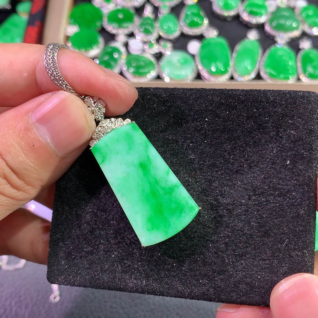 翡翠吊坠(赠链)18K金镶嵌