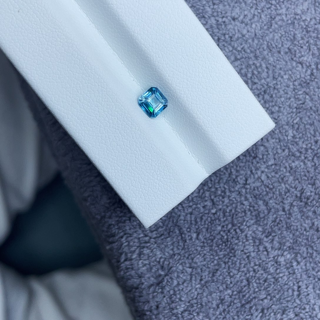 未镶嵌天然锆石裸石0.78Ct。  