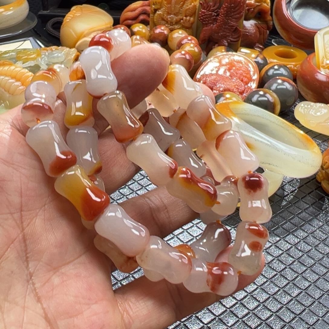 石英质玉未镶嵌颈饰在**飞
