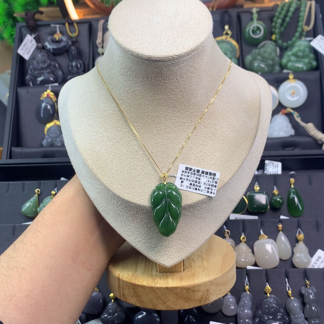 和田玉吊坠18K金镶嵌