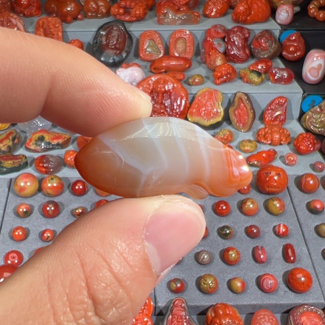 南红玛瑙未镶嵌缠丝小丑鱼