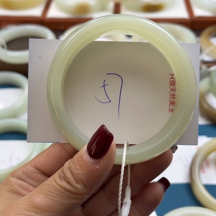 和田玉手镯未镶嵌吉***?