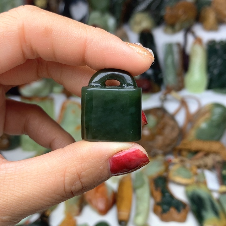 透闪石质玉挂件未镶嵌