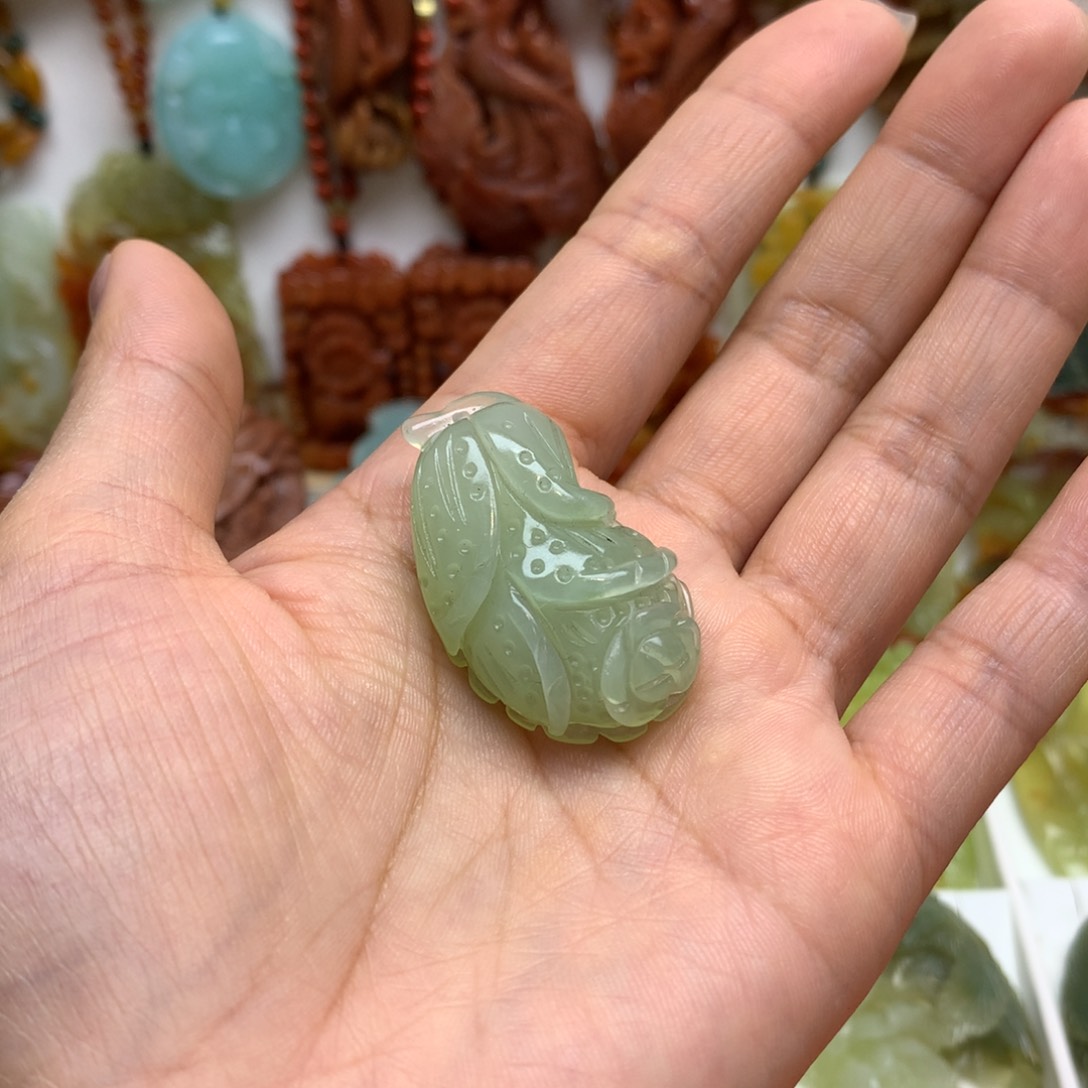 蛇纹石玉颈饰未镶嵌