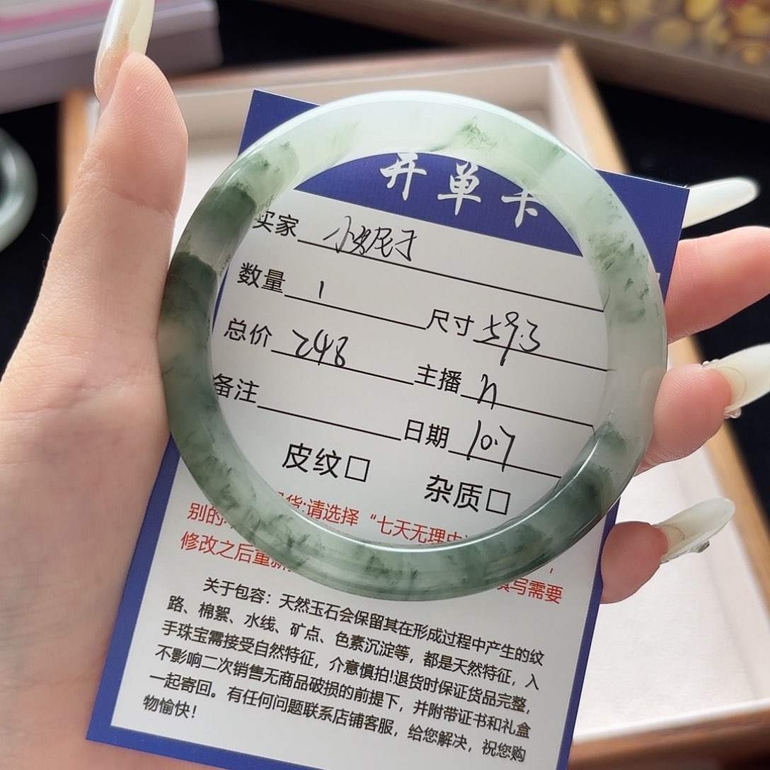 未镶嵌手镯石英质玉小****?