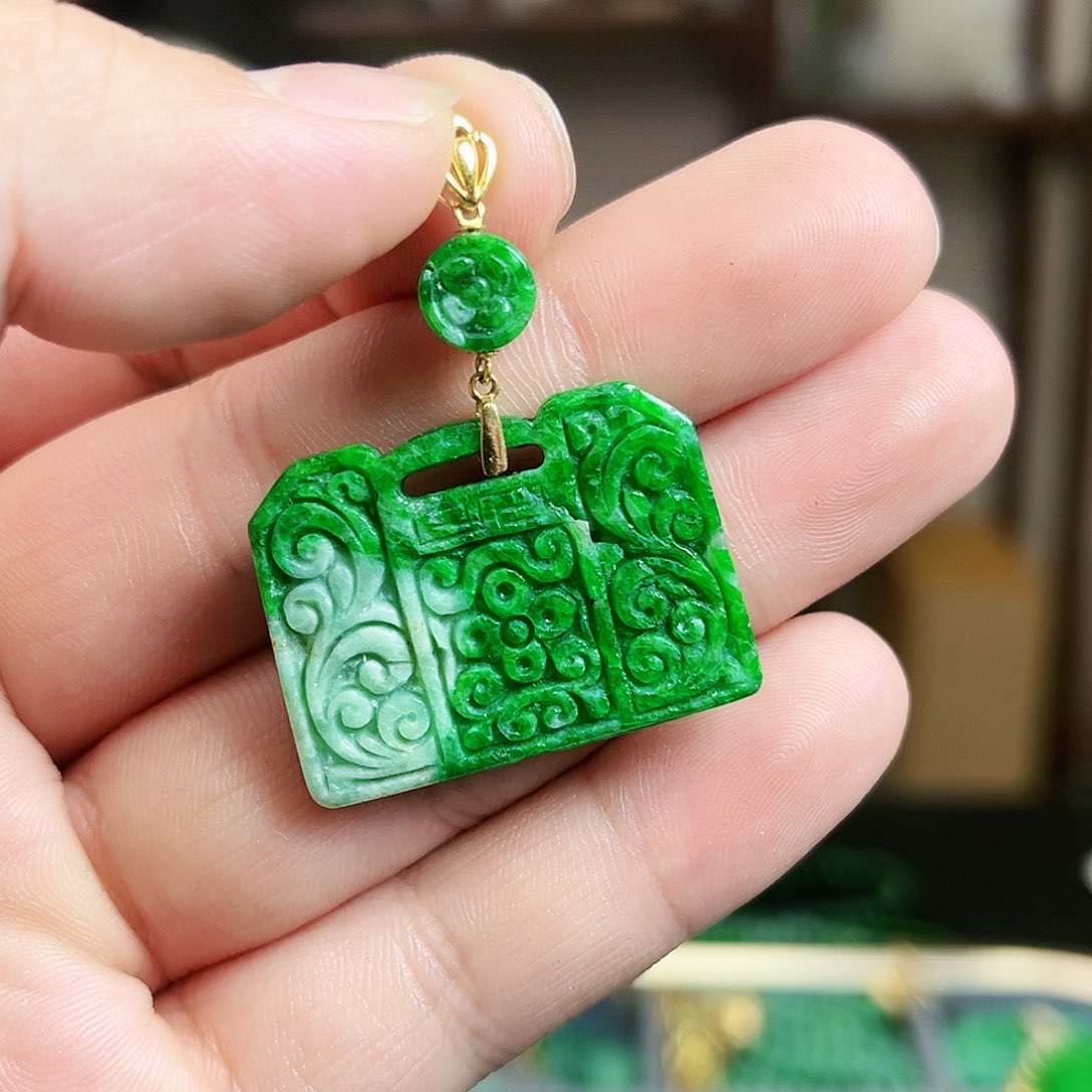 翡翠颈饰18K金镶嵌吊坠