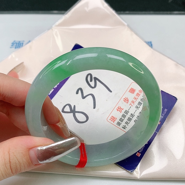 翡翠手镯未镶嵌翡翠手镯