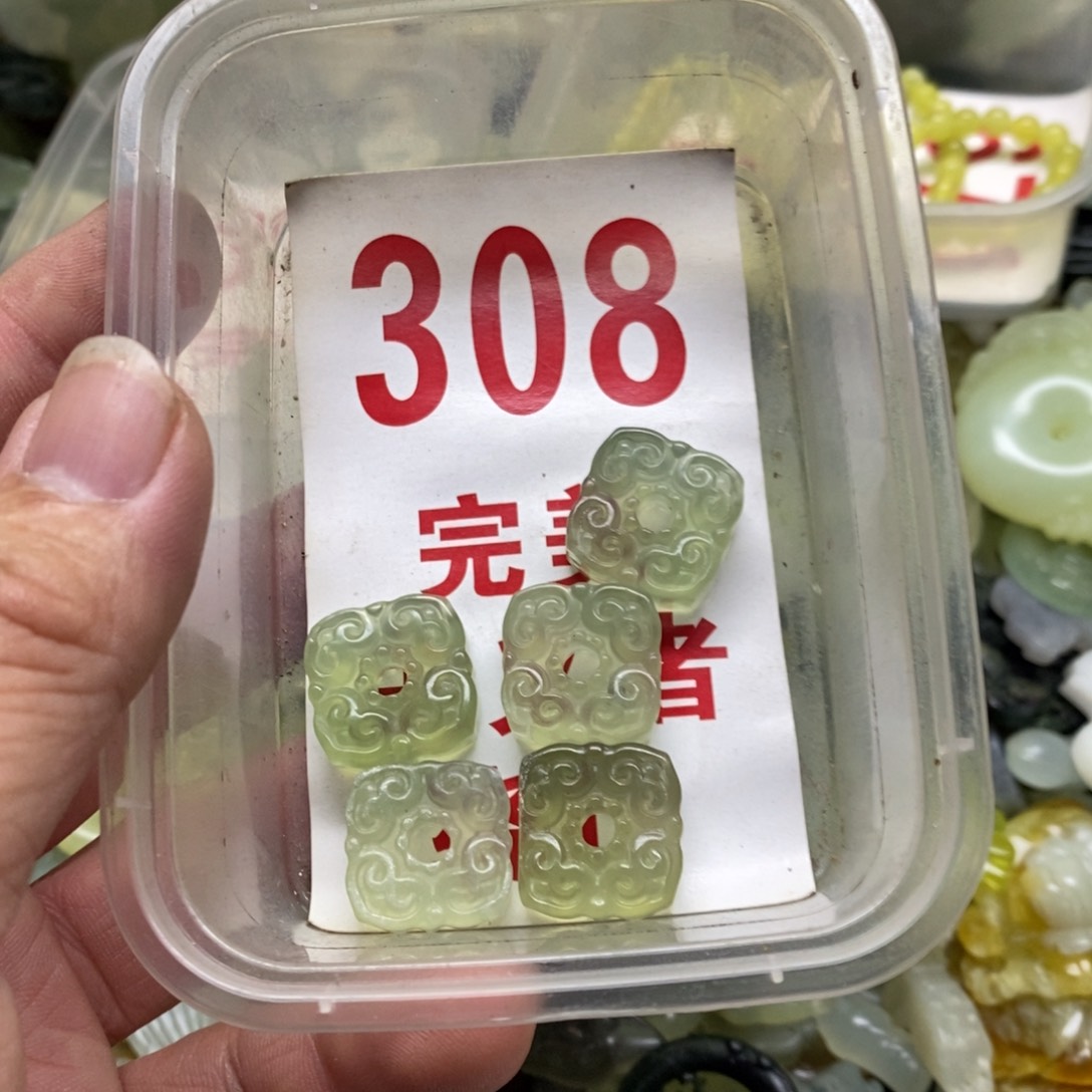 蛇纹石玉挂坠未镶嵌