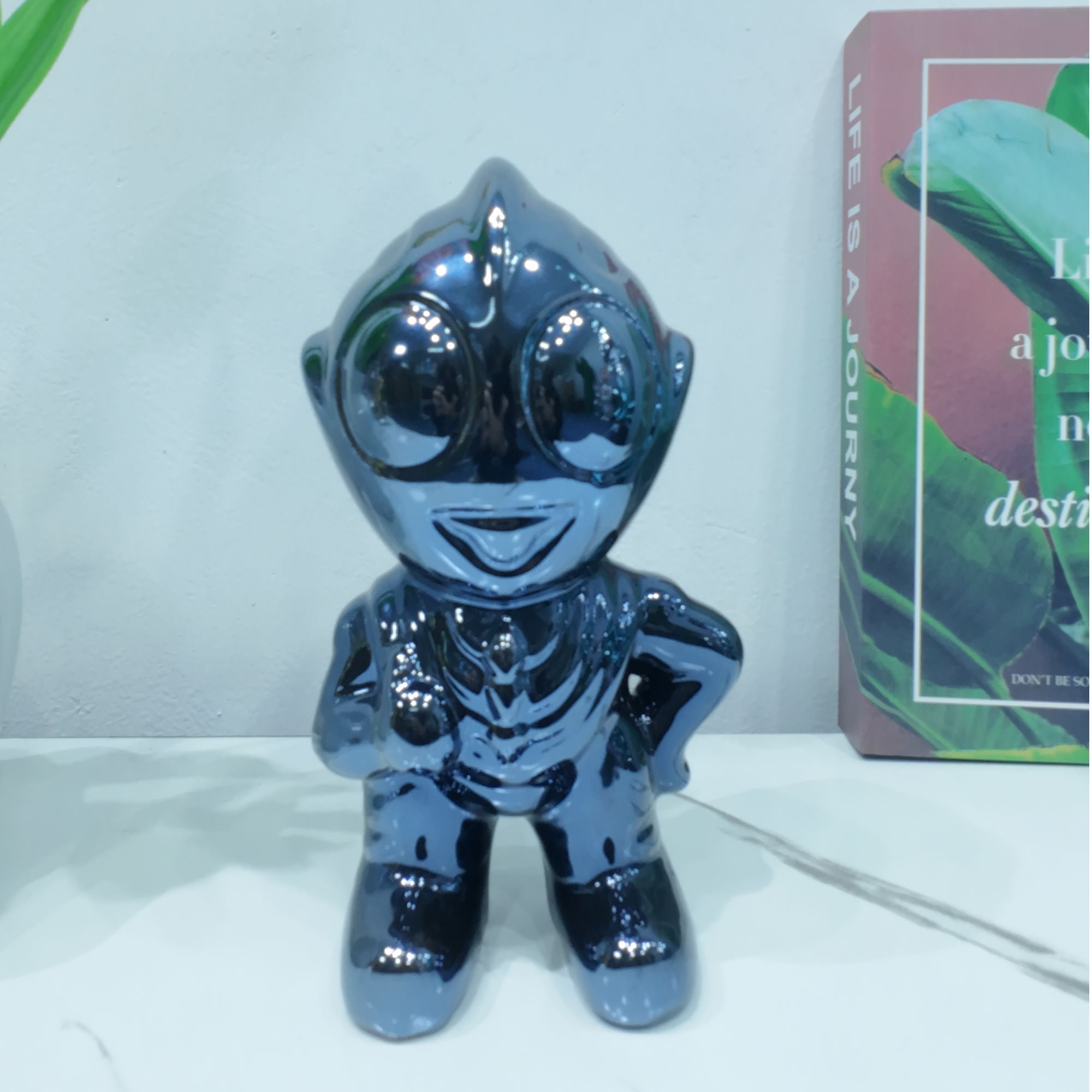 深蓝色电镀陶瓷点赞奥特曼摆件